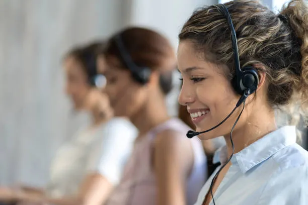 A professional from a bilingual BDC outsource for dealerships with a headset